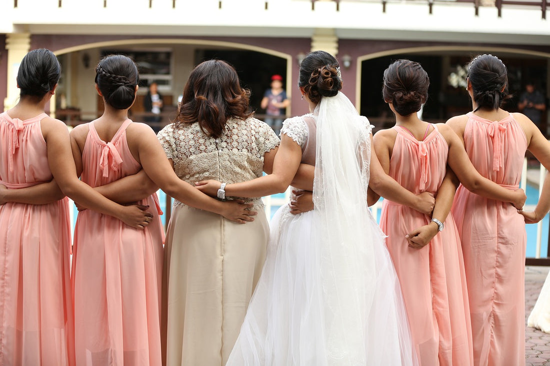 La tradition et les tendances : qui paie pour les robes des demoiselles d'honneur ?