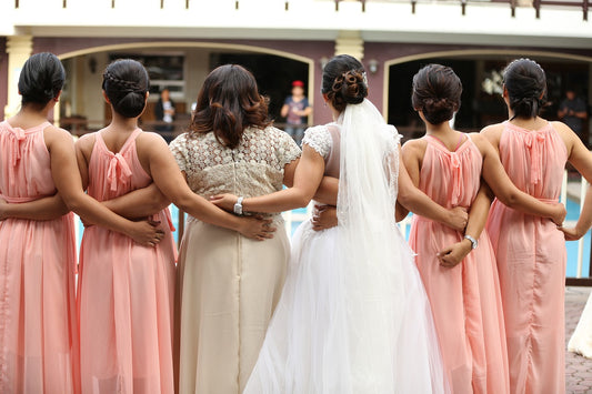 La tradition et les tendances : qui paie pour les robes des demoiselles d'honneur ?