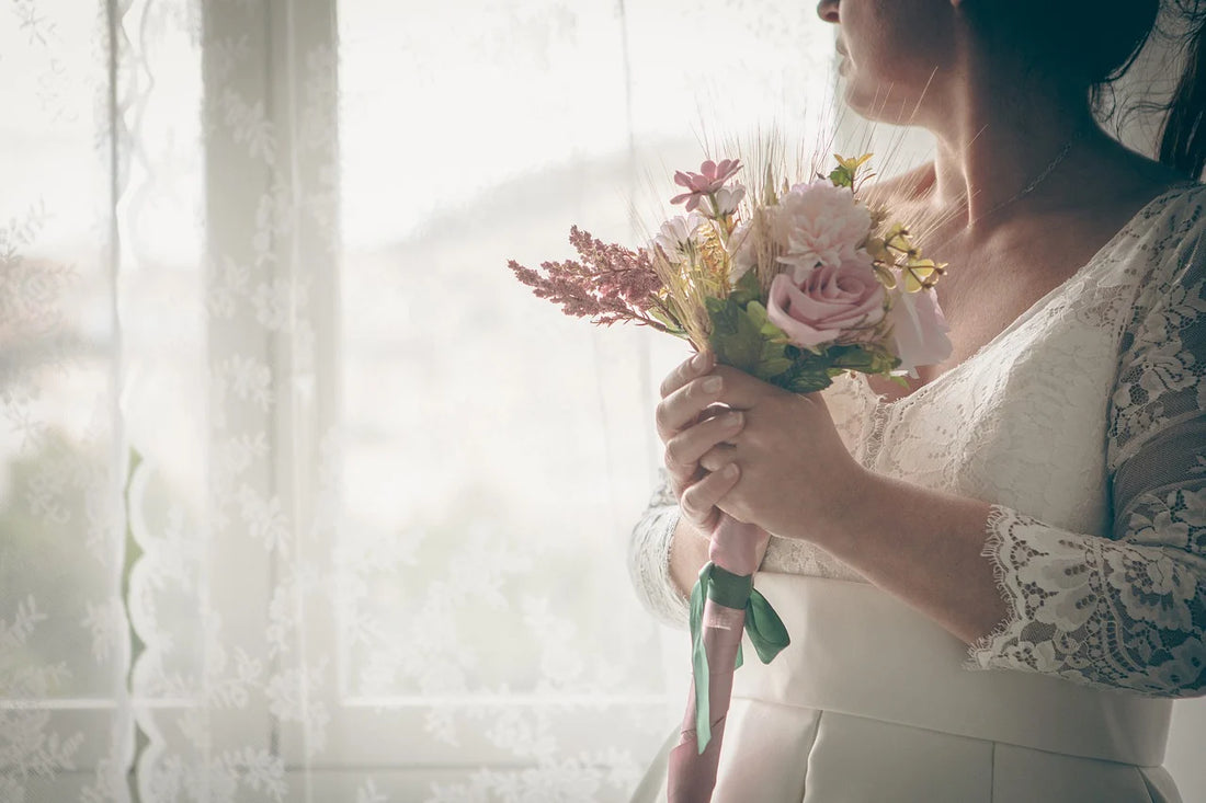 Comment choisir sa robe de mariée quand on est petite : 5 conseils à connaître
