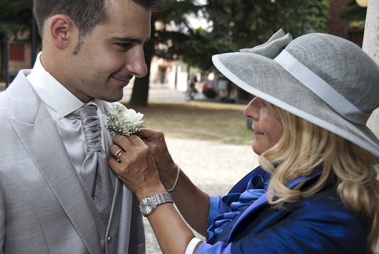 Quelle tenue choisir pour la mère du marié ? Conseils et astuces mode