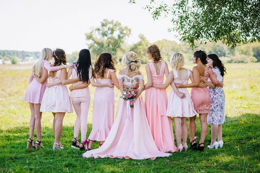 Comment harmoniser la couleur des robes de demoiselle d'honneur avec le thème de votre mariage